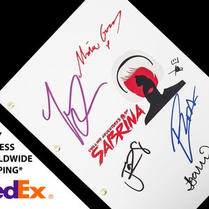 Op de afbeelding: Een wit script met de titel "Chilling Adventures of Sabrina" en een zwart silhouet van een vrouw met rood haar. Het script is gesigneerd door vijf mensen, waaronder "Kiernan Shipka" en "Ross Lynch".