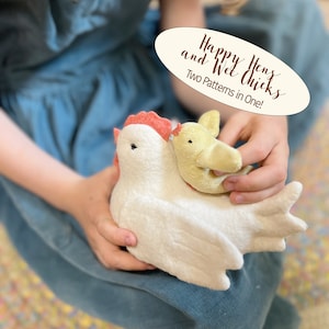 Peut inclure: Un enfant tient une poule en feutre blanc avec une crête rouge et un poussin en feutre jaune sur le dessus. La poule et le poussin sont faits à la main et ont un style fantaisiste et cartoon. Le texte sur l'autocollant ovale dit "Happy Hens and Wee Chicks Two Patterns in One!"