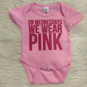 Am Mitwoch tragen wir Pink Bodysuit, Pink Bodysuit, Baby Bodysuit, Newborn, Pink Shirt, Mean Girls, Baby bis Kleinkind-Größen, Mean Girls Shirt Bild 2