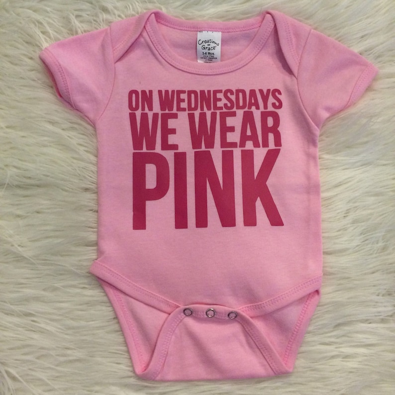 Am Mitwoch tragen wir Pink Bodysuit, Pink Bodysuit, Baby Bodysuit, Newborn, Pink Shirt, Mean Girls, Baby bis Kleinkind-Größen, Mean Girls Shirt Bild 1