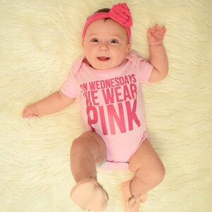 Am Mitwoch tragen wir Pink Bodysuit, Pink Bodysuit, Baby Bodysuit, Newborn, Pink Shirt, Mean Girls, Baby bis Kleinkind-Größen, Mean Girls Shirt Bild 5