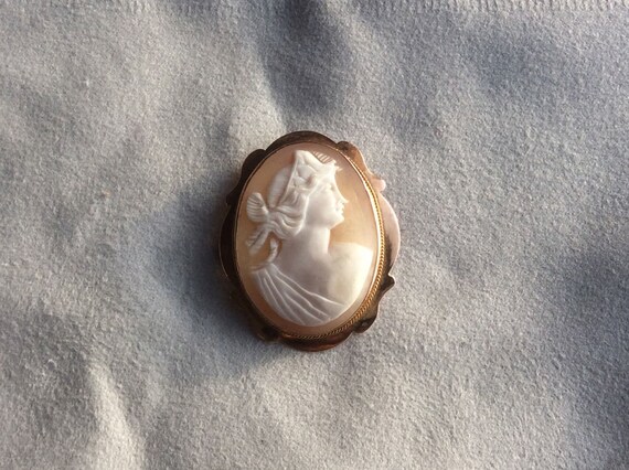 Vintage 9 Ct Gold Cameo Pin - image 1