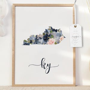 Kentucky Aquarell Zustand – Blush und dunkelblaue Blumensilhouette mit Abkürzung – Südländisch inspirierte druckbare Wandkunst