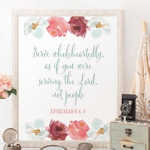 Arte bíblico de Efesios 6:7: Versículo bíblico imprimible en acuarela rosa y verde azulado. Decoración floral para la pared de la iglesia o la cocina.