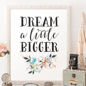 Dream a Little Bigger Zitat Kunst - Weiches Aquarell für Kinderzimmer oder Zuhause - Inspirierender Traum Großer digitaler Wanddruck