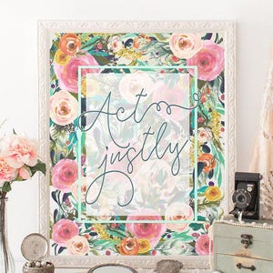 Agisci con giustizia, ama la misericordia, cammina con umiltà – Michea 6:8. Scritture artistiche stampabili, decorazioni floreali cristiane da parete per casa o ingresso.