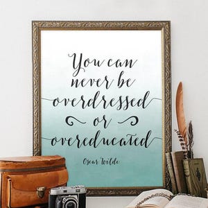 Oscar Wilde Zitat Printable – “You can never be overdressed or overeducated” Aquarell Typografie Wandkunst für das Büro