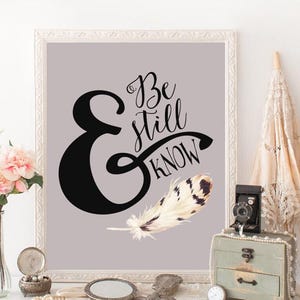 Quédense quietos y sepan que yo soy Dios – Salmo 46:10 Arte de pared imprimible con versículos bíblicos en gris, 8x10 y 11x14 para decoración del hogar