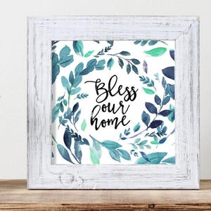 Bless Our Home - Blaues Willkommensschild zum Ausdrucken im Foyer oder Eingangsbereich - Florale quadratische Kunst mit herzlicher Botschaft
