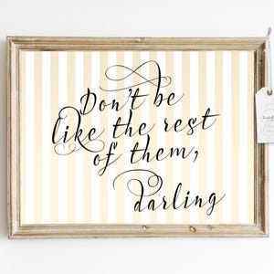 "Schickes Zitat Wandkunst - ""Don't be like the Rest of Them, Darling"" - Elegante Typografie zum ausdrucken für Zuhause oder Geschenk."