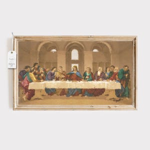 Puede incluir: Una pintura enmarcada que representa la escena de la Última Cena. La pintura presenta un grupo de 13 hombres sentados alrededor de una mesa larga, con Jesucristo en el centro. Los hombres están vestidos con diferentes tonos de marrón, azul y rojo, y la mesa está cubierta con un mantel blanco. La pintura está ambientada en el fondo de una habitación con ventanas arqueadas y un techo abovedado.