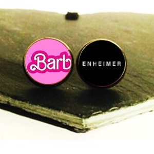 Serie Meme: BARBENHEIMER 2 - pendientes/gemelos/insignia/horquillas para el pelo - OFERTA 3 POR 2 (¡Código de promoción en la descripción!)