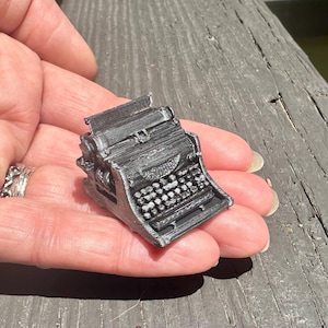 Miniature typewriter for dollhouse or printer tray, 1/12 scale, 3D printed and hand painted