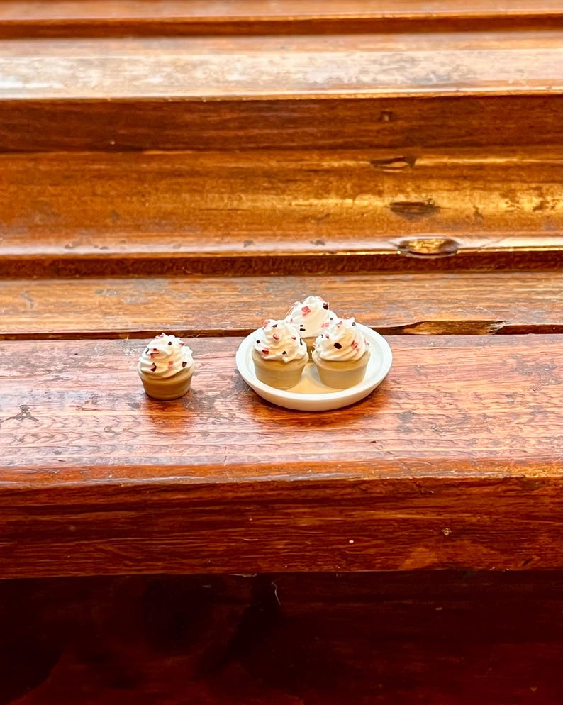 Miniature Cupcakes & Plate for dollhouse, trinket, 1/12 scale, 4 chocolate or vanilla cupcakes with sprinkles vanilla cupcakes