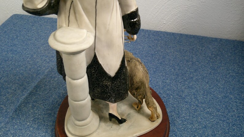 Statuetta vintage di Roberto Brambilla, raffigurante una donna retrò con un cane lupo, statua d'arte italiana, Morethebuckles, porcellana immagine 11