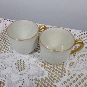 Seltene antike Epiag Tschechoslowakei Espressotassen, Perlmutt, Elfenbein-Goldrand Espressotassen, Morethebuckles