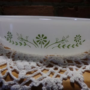 Vintage Glasbake Green Daisy Milk Glass Pie Dish, szklana forma do ciasta z lat 60., mleczna szklana forma do ciasta, Daisy Flower Cake J2429, Morethebuckles