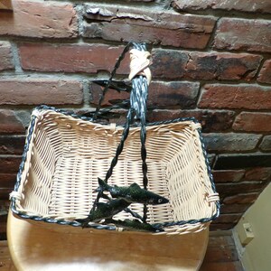 Cesta de mimbre y alambre tejida vintage, cesta con mango de mimbre, cesta en relieve de pescado, cesta de decoración de pescado raro, Morethebuckles