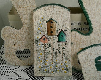 Rara mecedora vintage de madera maciza con forma de corazón, pintada a mano en 1982. Incluye caja y diseño floral de pájaros, 30 cm. Morethebuckles