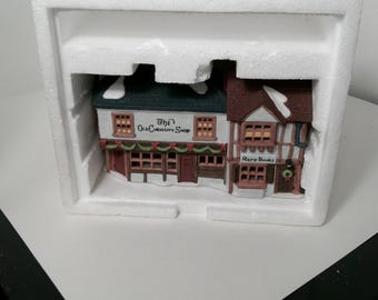 Vintage Dept 56 Dickens-Serie The Old Curiosity Shop - Boxed Dickens Village, Morethebuckles, im Ruhestand von Abteilung 56, 1990er Dickens