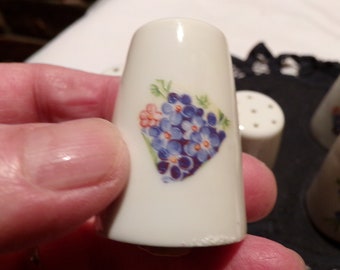 Mini saleros y pimenteros vintage, 10 agitadores de porcelana, agitadores de corcho de madera, mini agitadores florales raros, Morethebuckles, mini shaker lot