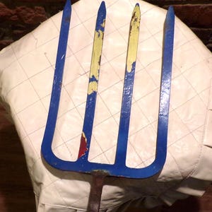 Antique 4 tined pitch fork head, primitive pitchfork, cast iron potato fork blue pitchfork head, garden décor, outdoor décor, Morethebuckles