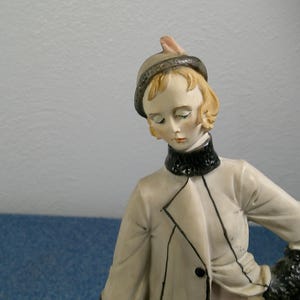 Statuetta vintage di Roberto Brambilla, raffigurante una donna retrò con un cane lupo, statua d'arte italiana, Morethebuckles, porcellana immagine 6