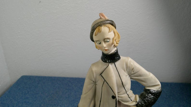 Statuetta vintage di Roberto Brambilla, raffigurante una donna retrò con un cane lupo, statua d'arte italiana, Morethebuckles, porcellana immagine 6
