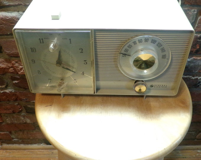 Vintage Midcentury General Electric Clock Radio AM, 1960 General