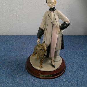 Statuetta vintage di Roberto Brambilla, raffigurante una donna retrò con un cane lupo, statua d'arte italiana, Morethebuckles, porcellana immagine 9