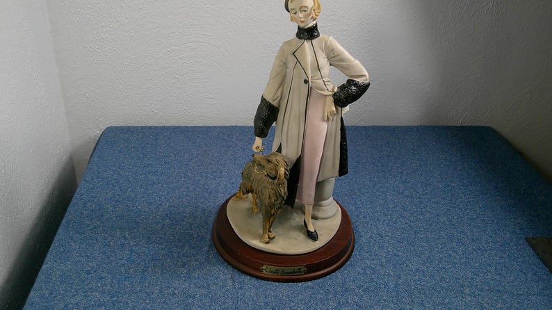 Statuetta vintage di Roberto Brambilla, raffigurante una donna retrò con un cane lupo, statua d'arte italiana, Morethebuckles, porcellana immagine 9