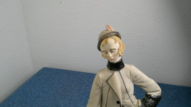 Statuetta vintage di Roberto Brambilla, raffigurante una donna retrò con un cane lupo, statua d'arte italiana, Morethebuckles, porcellana immagine 8