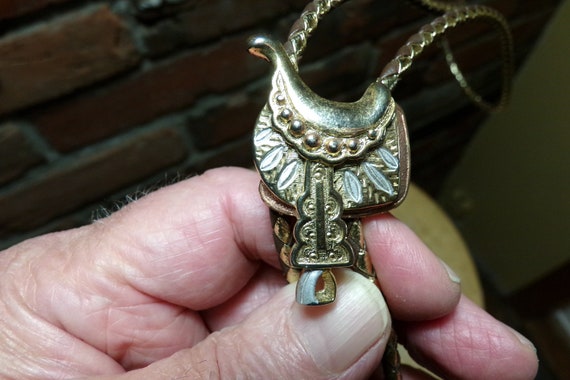 Vintage gold metal saddle bolo arrowhead ends, sa… - image 3