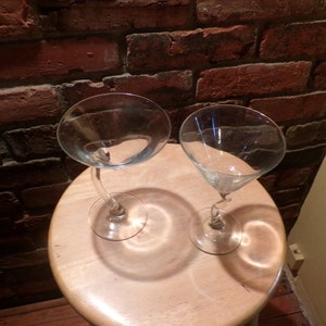 Vintage gebogen Enthune Martini Gläser, Zig Zag Martini Glas, schiefe Stiel Barware, Glas Barware, Martini Glas-Set, Morethebuckles