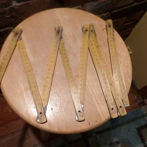 Vintage Holz-Faltlineal aus den 1950er Jahren, Vintage-Schreinerlineal, gelb / rotes Zollstocklineal, 78-Zoll-erweiterbares Lineal, Morethebuckles