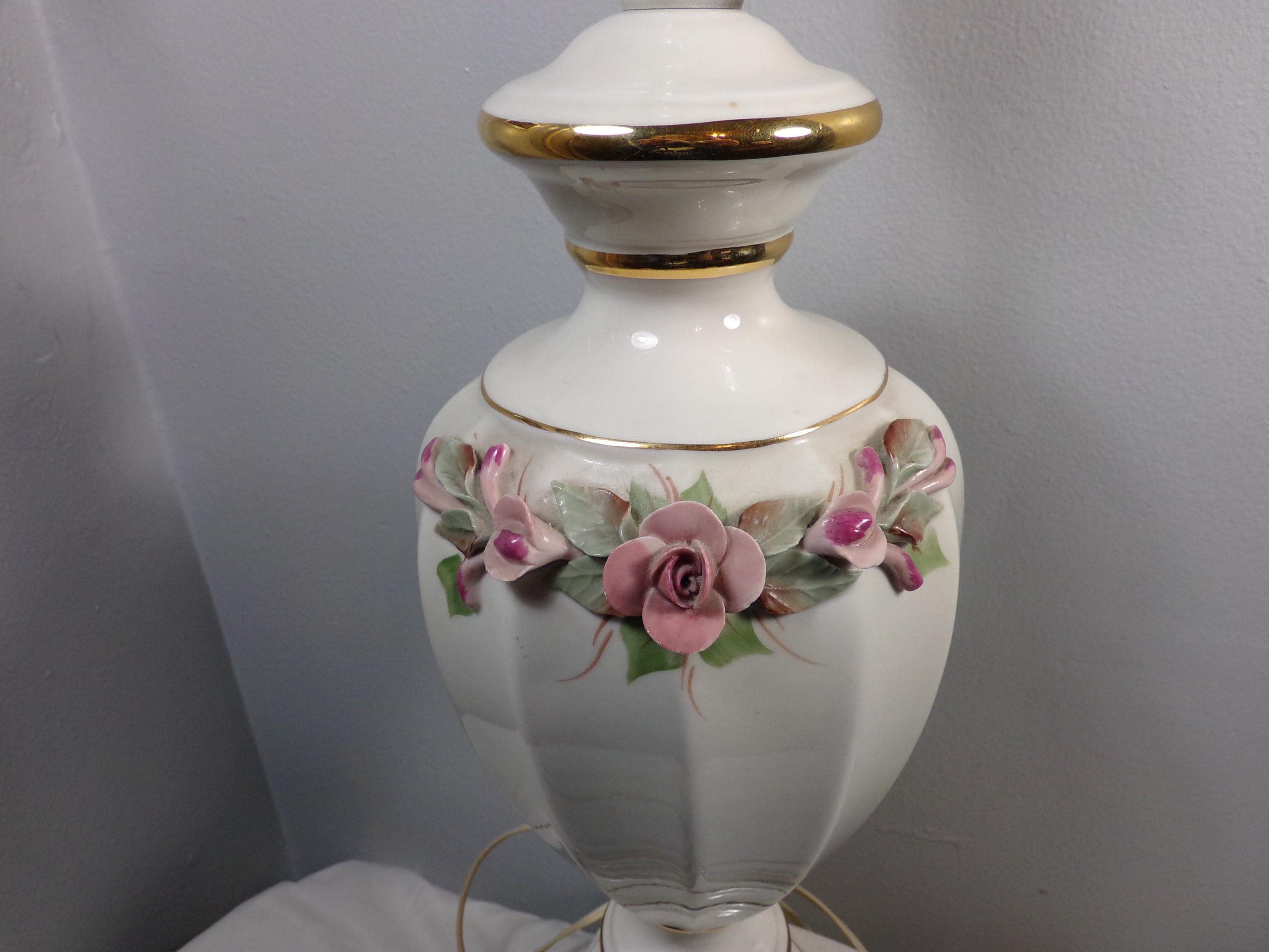 Lampe De Table Vintage Porcelaine Rose – Bords Dorés – Medium – Électrique