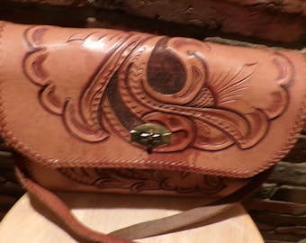 Vintage Hand punzierte Leder Geldbörse, punzierte Stitch Messing Toggle Handtasche, 1960er punzierte Leder Umhängetasche, Morethebuckles