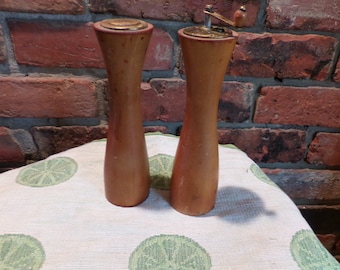 Salero y pimentero vintage de latón y madera, juego de 7"