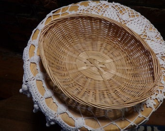 Un panier en osier orné de tissu à fleurs - Marie Claire