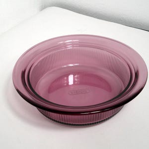 Vintage Pyrex Visions 1 Quart Purpur oder Cranberry Glass gerippte Mischschüssel, Pyrex V31B, Mischschüssel, Morethebuckles, lila Schüssel