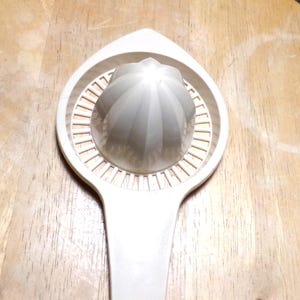 Vintage Almond Ekco Plastic Nylon Handheld Juicer Reamer, Orange Juicer, bar juicer, Morethebuckles
