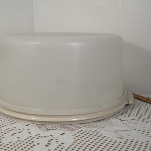 Vintage Almond Tupperware Cake Carrier, Round cake carrier, Tupperware 1256, Tupperware Round Maxi Cake Taker, Morethebuckles, 1980&#39;s