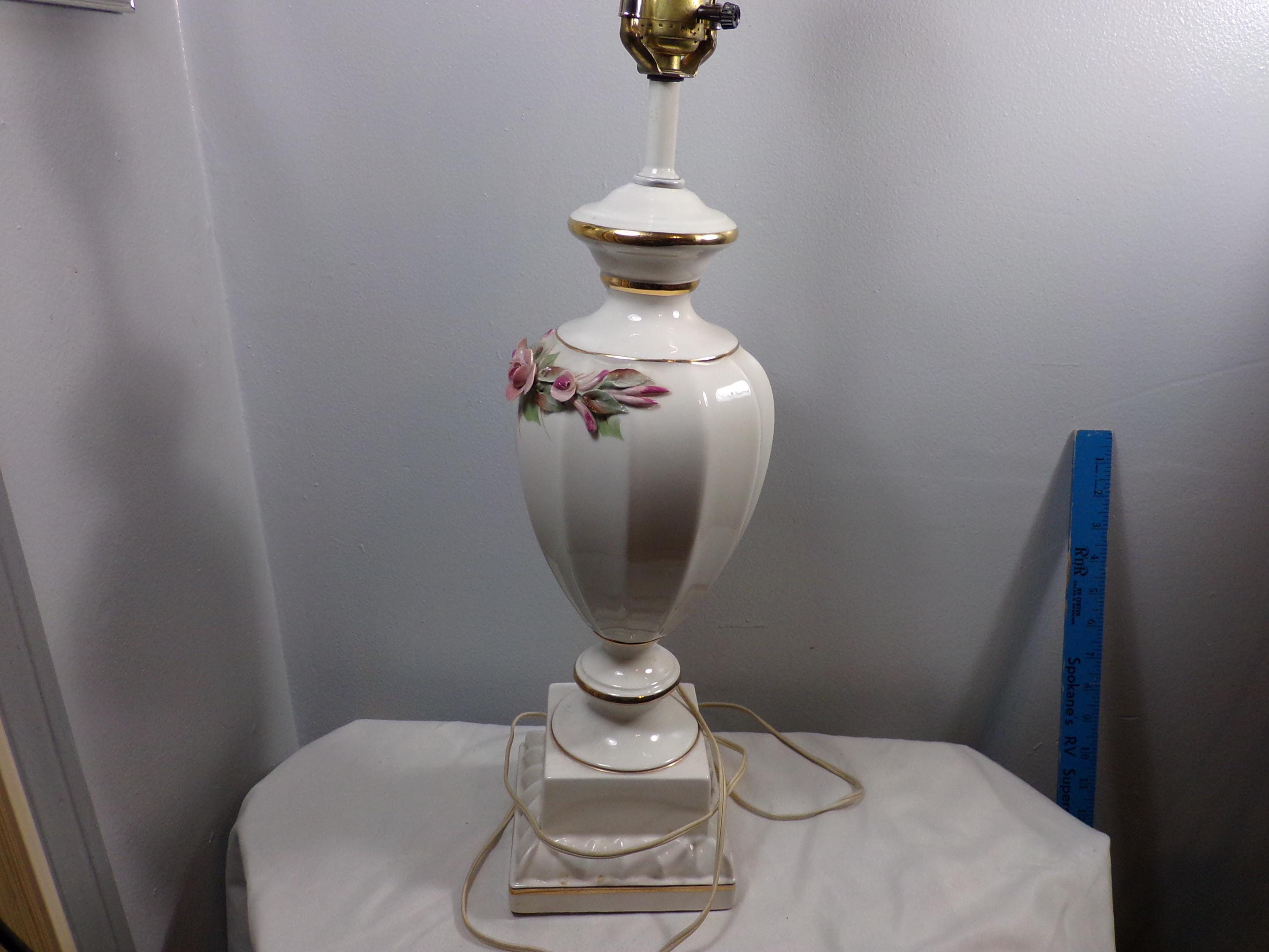 Lampe De Table Vintage Porcelaine Rose – Bords Dorés – Medium – Électrique
