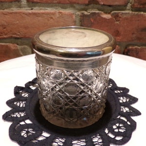 Vintage lidded corte vaso plato de polvo, frasco de tocador de vidrio, frasco de tocador raro, frasco de polvo de vidrio raro, vanidad, regalo para ella, Morethebuckles