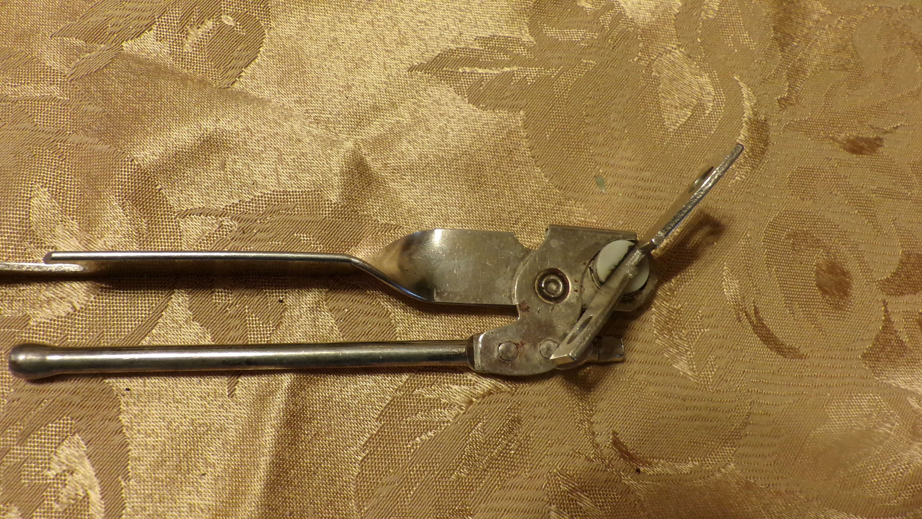 Vintage Ekco Miracle Roll 881 Can Opener Manual Twist Small Made in USA