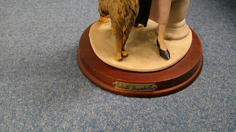 Statuetta vintage di Roberto Brambilla, raffigurante una donna retrò con un cane lupo, statua d'arte italiana, Morethebuckles, porcellana immagine 7