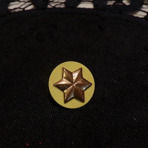 Pin de membresía de Girl Scout vintage de 1965, oro juvenil, asistencia perfecta, pin de Girl Scout, Morethebuckles, Girl Scouts 1965, Morethebuckles