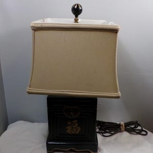 Antike asiatische Holzsockellampe. Seltene antike asiatische Tischlampe mit Lagerung, einzigartige asiatische Lampe, antikes asiatisches Dekor, Morethebuckles, antik