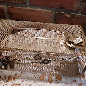 porte-tissus mesh vintage, porte-tissus, porte-boîte en tissu décoré, porte-tissus des années 1960, morethebuckles, décor de salle de bains, rétro
