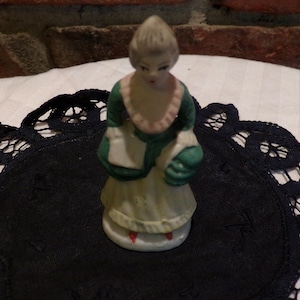 Mini Victoriaanse dame beeldje, vintage Lady beeldje, Victoriaanse dame, Morethebuckles, keramische Victoriaanse dame beeldje